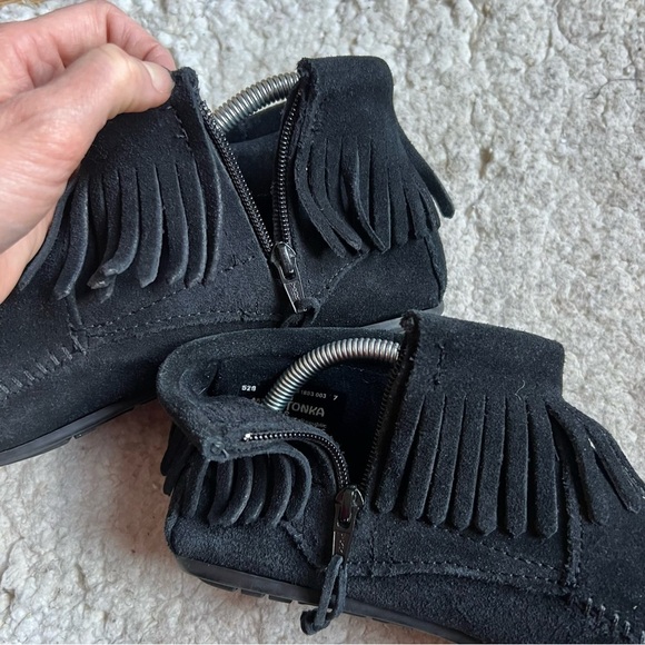 Minnetonka Women's Concho/Feather Side Zip Black Leather Moccasin Booties Sz 9.5 - Picture 9 of 12